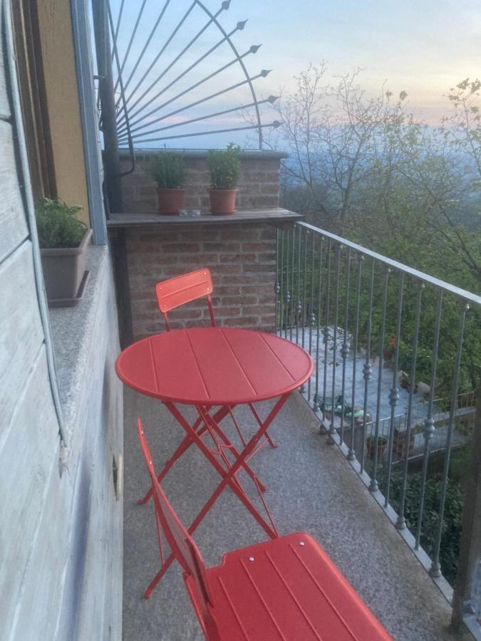 Da Emi - La Casetta In Piazza Monforte dʼAlba Buitenkant foto